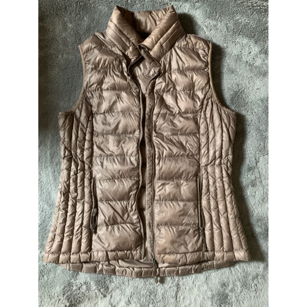 Lightweight vest with detachable hood